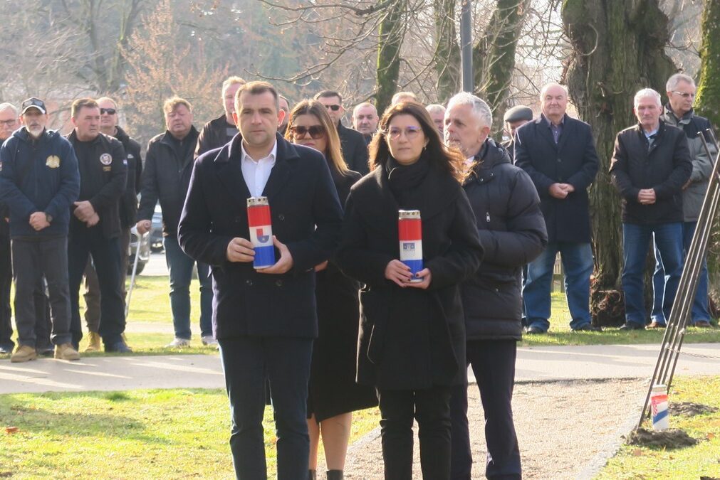 Stotinjak članova Hrvatskog društva logoraša srpskih koncentracijskih logora okupilo se u Čakovcu i odalo počast poginulim i nestalim braniteljima Domovinskog rata
