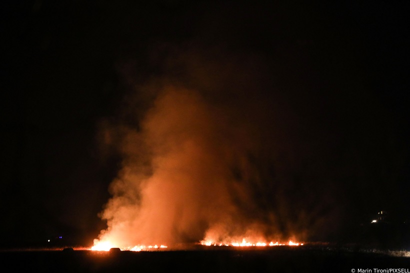 Izbio je požar uz autocestu kod naplatnih postaja Sveta Helena