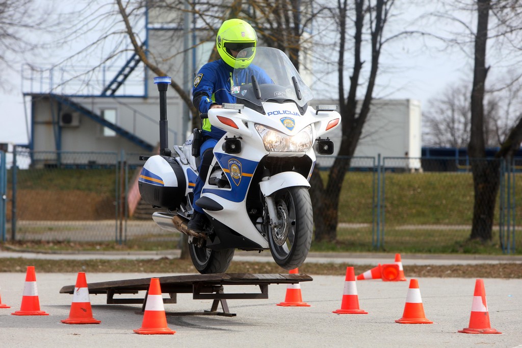 Karlovac: Održan trening policajaca motorista PU Karlovačke