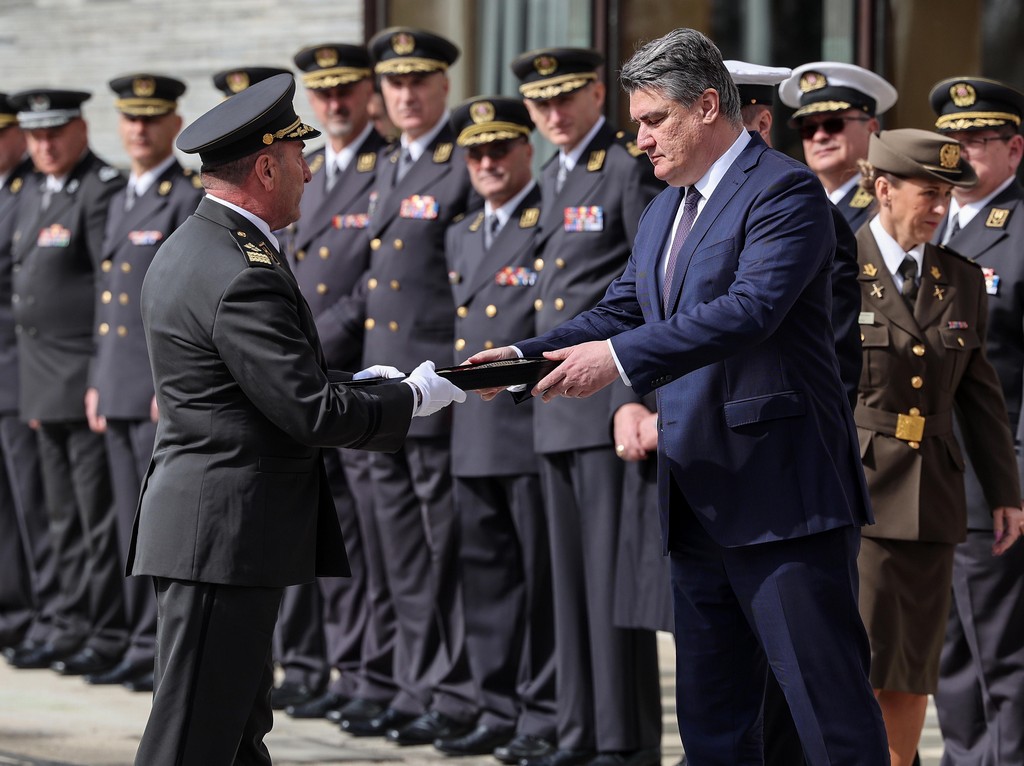 Predsjednik Milanović uručio časničke bodeže i zahvalnice