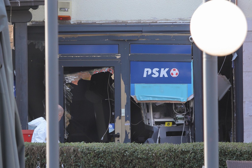 U eksploziji bankomata oštećeni i obližnji poslovi prostori