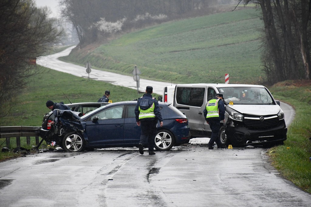 Požega: U sudaru tri automobila smrtno stradala jedna osoba