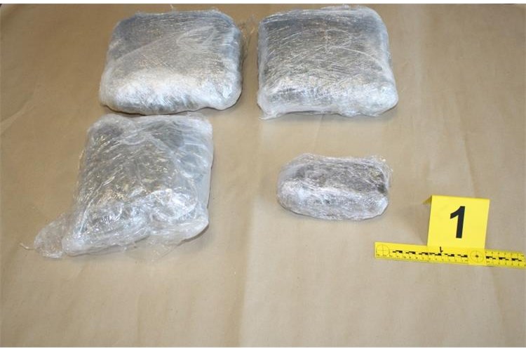 Prilikom kontrole auta pronađena torba s 2,8 kilograma marihuane i 230 grama kokaina, trojac uhićen