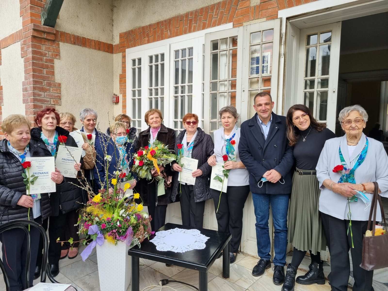 Članice Udruge žena ‘Zlatne ruke’ organizirale izložbu ručnih radova