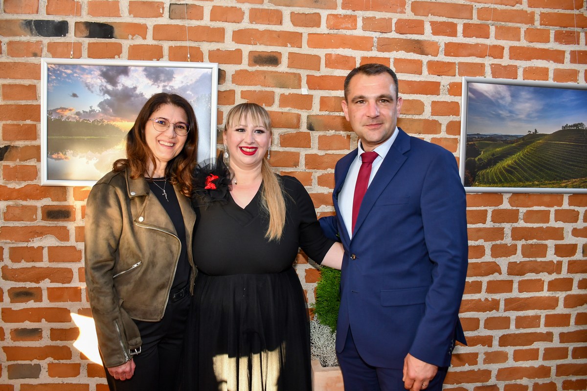 Osma samostalna izložba Miroslave Novak Hranjec predstavljena pod nazivom „Vuprem oči“