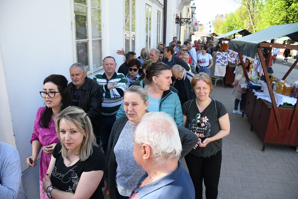 Bjelovar: Stotine građana čekalo u redu na jednu od 1000 porcija šarana i papalina