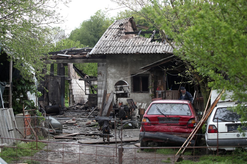 Policijski očevid na mjestu gdje je izgorjela obiteljska kuća i garaža nedaleko Ivanić Grada