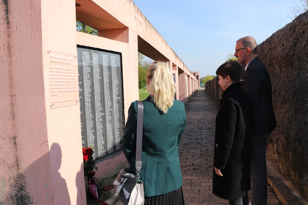 Polaganje_vijenaca_za_zrtve_logora_Danica_08