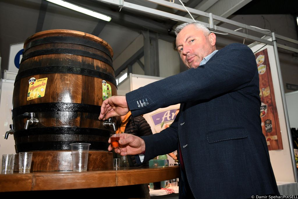 [VIDEO] ATRAKCIJA U GUDOVCU Vinska bačva iz koje teče pet vrsta rakija