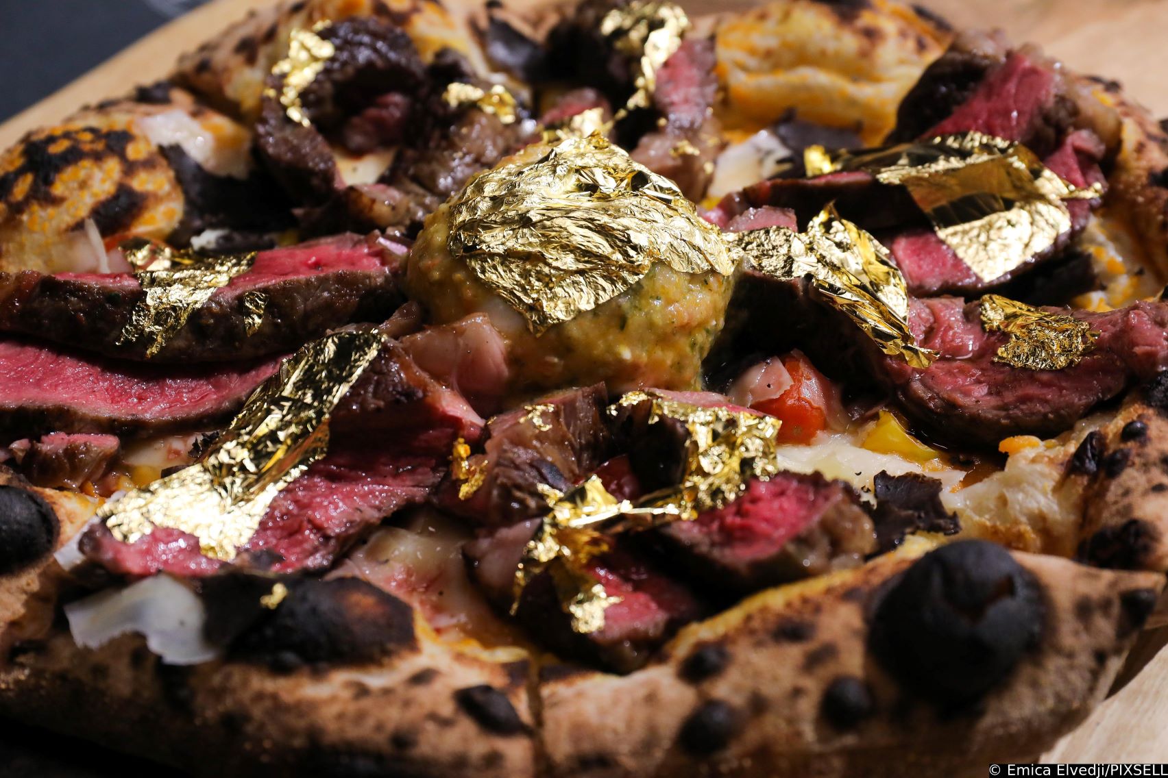 [VIDEO] Pogledajte kako se priprema pizza koja košta 1000 kuna