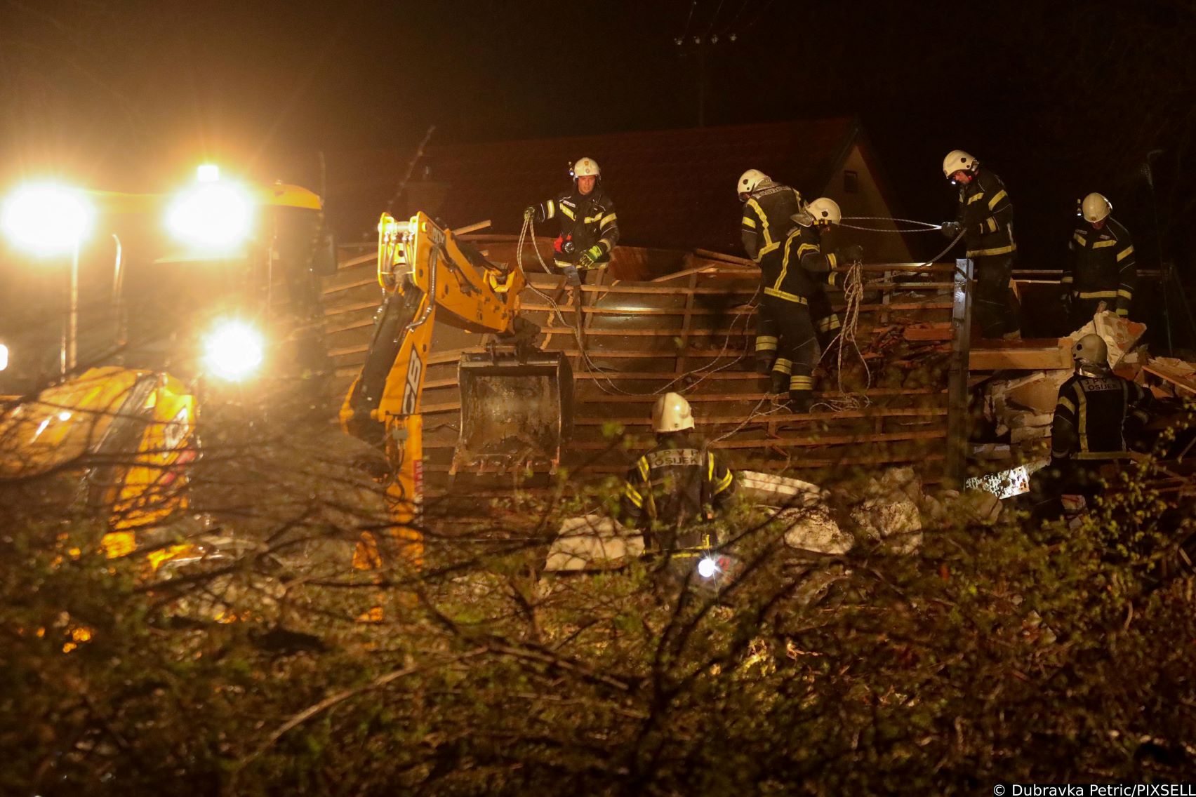 [VIDEO] U eksploziji plinske boce razrušena kuća, vatrogasci pronašli tijelo muškarca