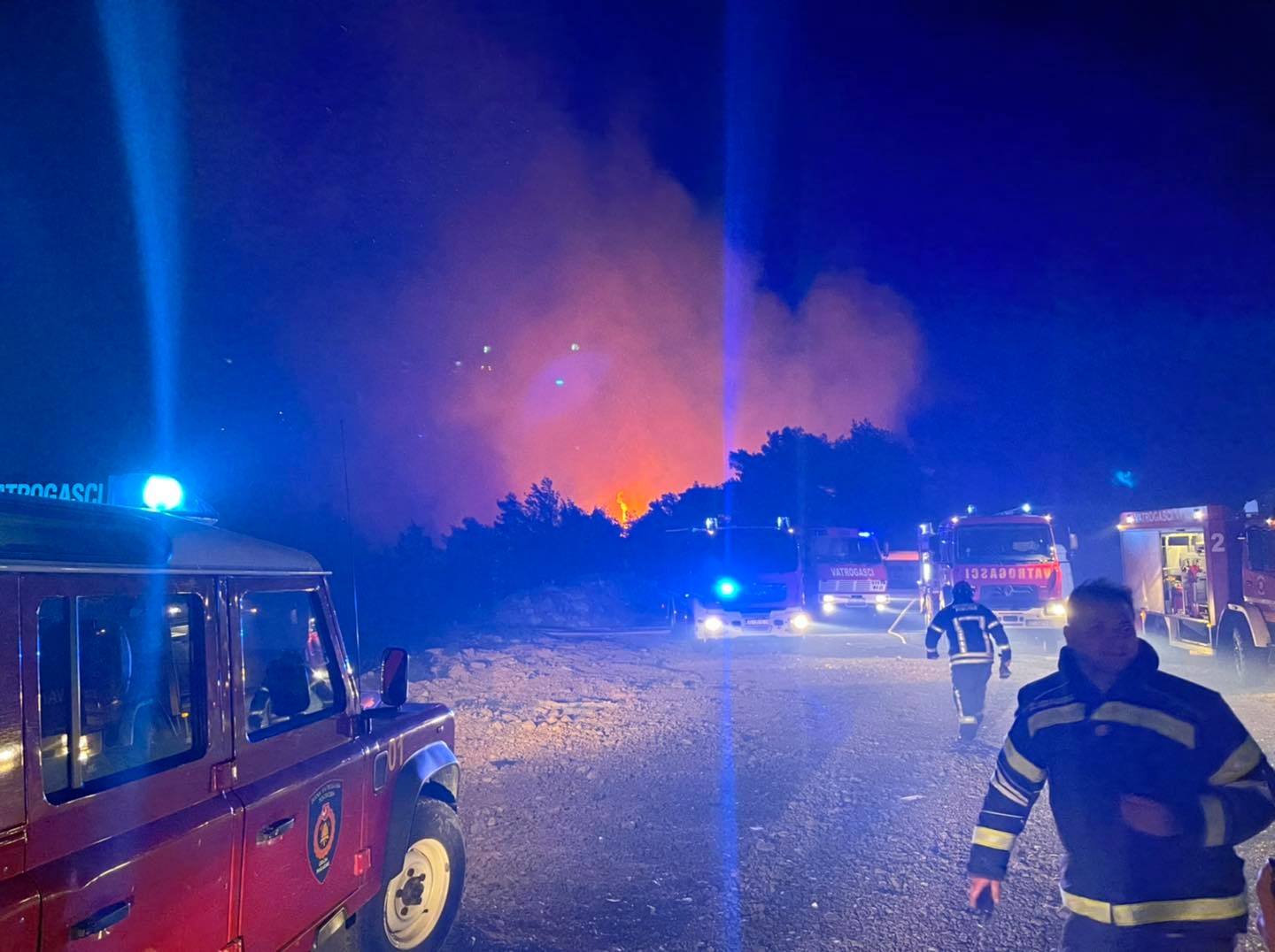 Lokalizirana dva šumska požara, cijelu noć na terenu ostaju dežurati vatrogasci
