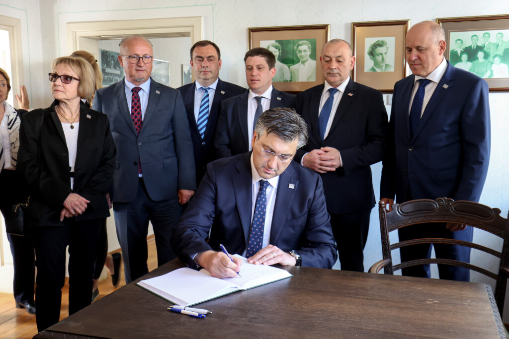 Veliko Trgovišće: Polaganje Vijenaca Ispred Rodne Kuće Franje Tuđmana Povodom 100 Obljetnice Njegova Rođenja