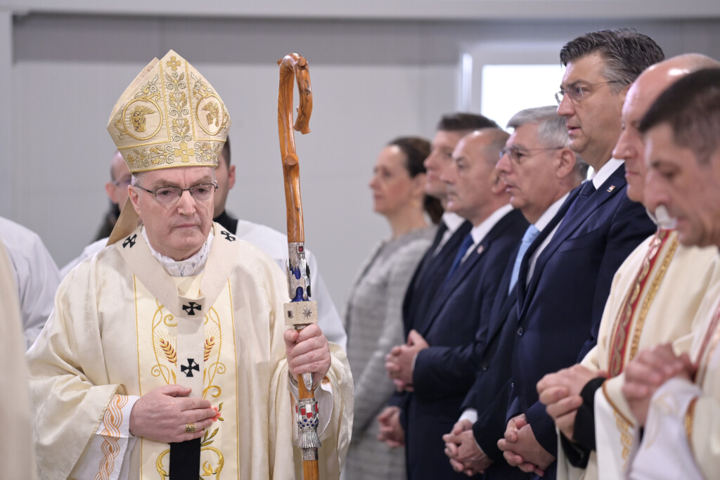 Zagreb: Kardinal Bozanić predvodio svetu misu za Domovinu prigodom Dana državnosti