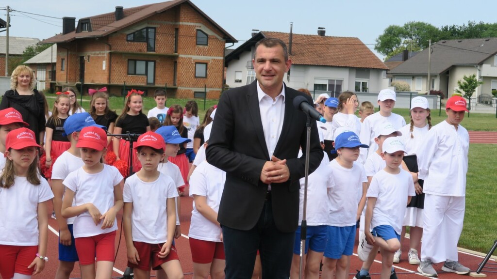 Veselim-sportskim-druzenjem-osnovnoskolci-otvorili-novu-atletsku-stazu-u-Belici-14
