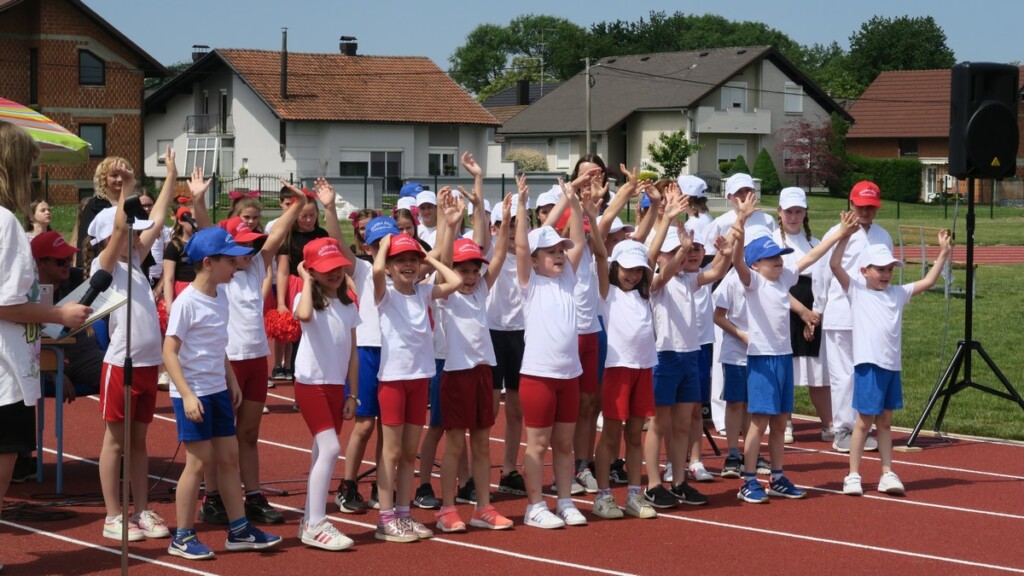Veselim-sportskim-druzenjem-osnovnoskolci-otvorili-novu-atletsku-stazu-u-Belici-17