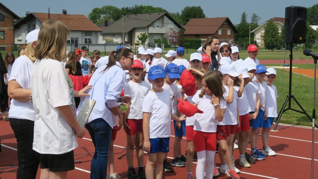 Veselim-sportskim-druzenjem-osnovnoskolci-otvorili-novu-atletsku-stazu-u-Belici-4