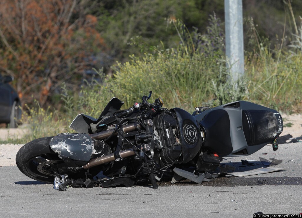 U prometnoj nereći kod Brodarice teško stradao motociklist