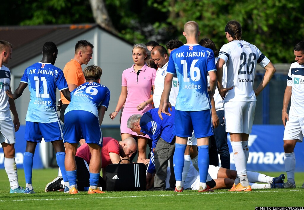 Zagreb: Zabrinuta djevojka ozlijeđenog igrača Rudeša utrčala na teren