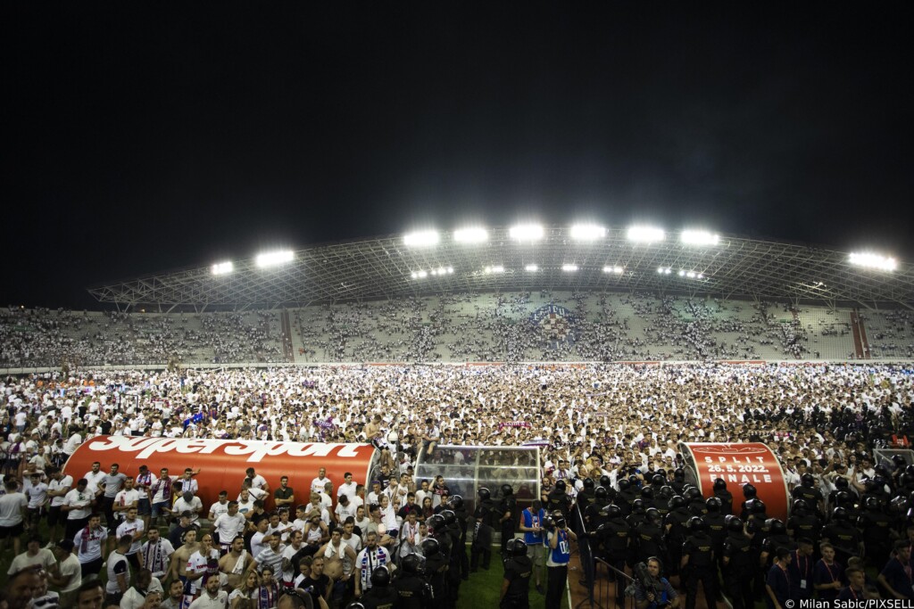 Split: Navijači Hajduka na travnjaku proslavili osvajanje Kupa