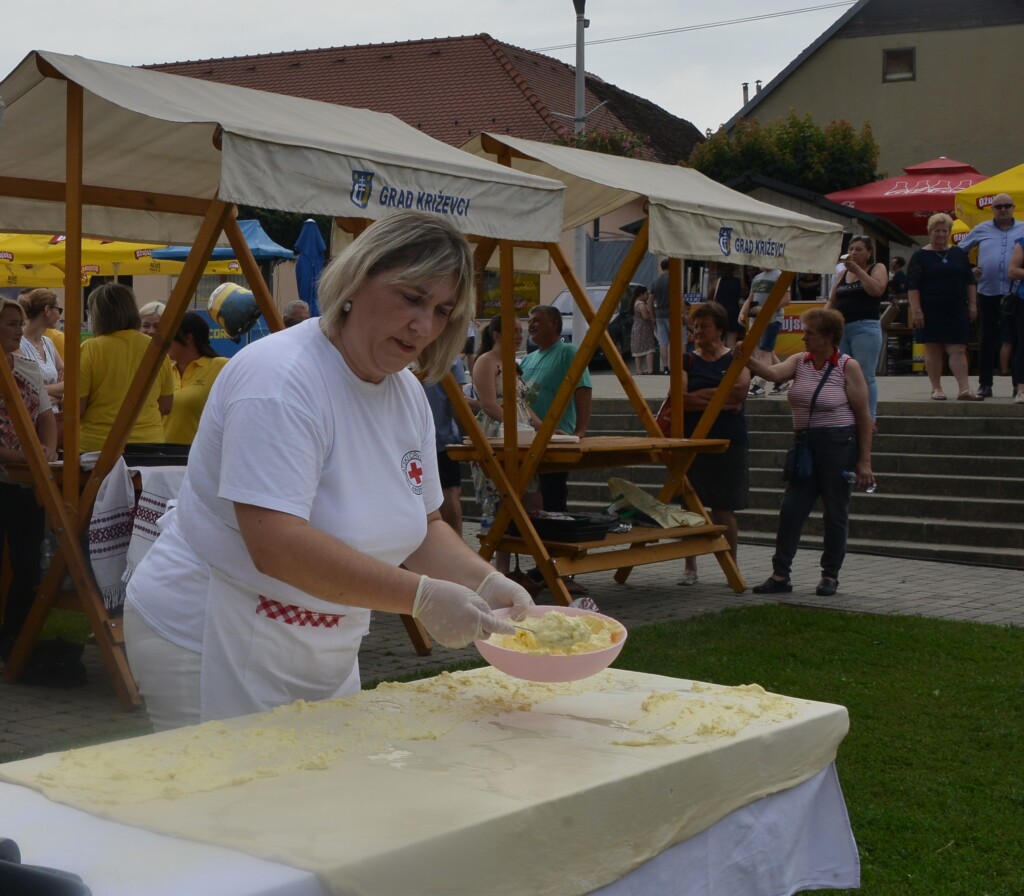 [FOTO/VIDEO] TKO ZNA, ZNA Natalija Jelušić otkrila nekoliko tajni u pripremi prigorskih štrukljov