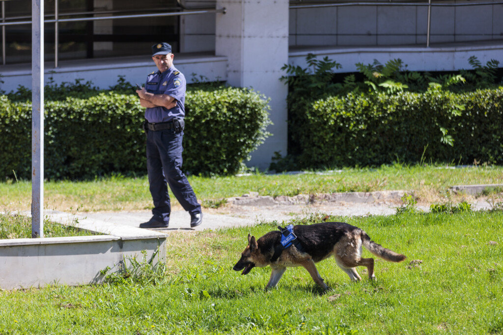 Policija sa psom za detekciju eksplozivnih sredstava ‘pročešljala’ zgradu Županijskog suda u Splitu
