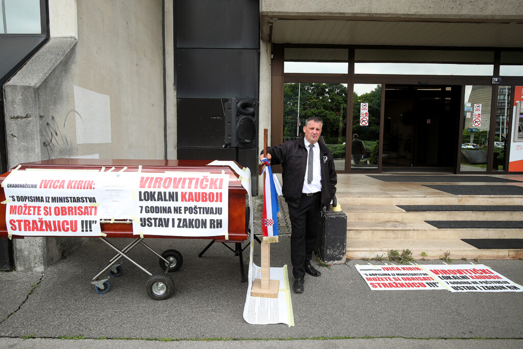 Zagreb: Pogrebnik Mario Kolarević ispred Ministarstva gospodarstva štrajka glađu