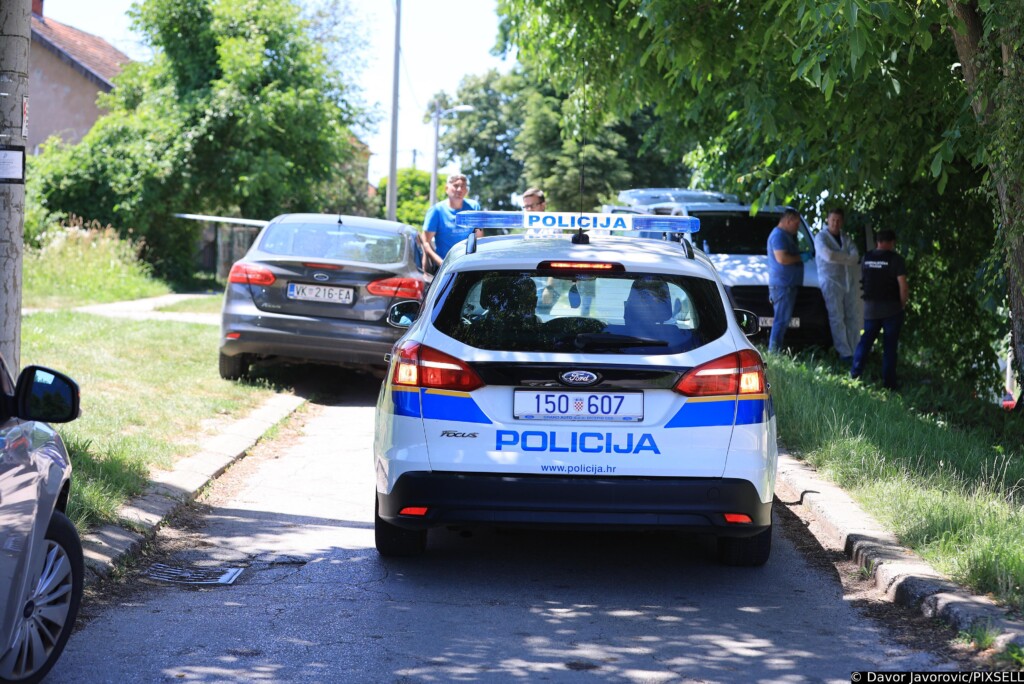 Policijski očevid ispred kuće u Vukovaru gdje je došlo do eksplozije u kojoj je jedna osoba ozlijeđena