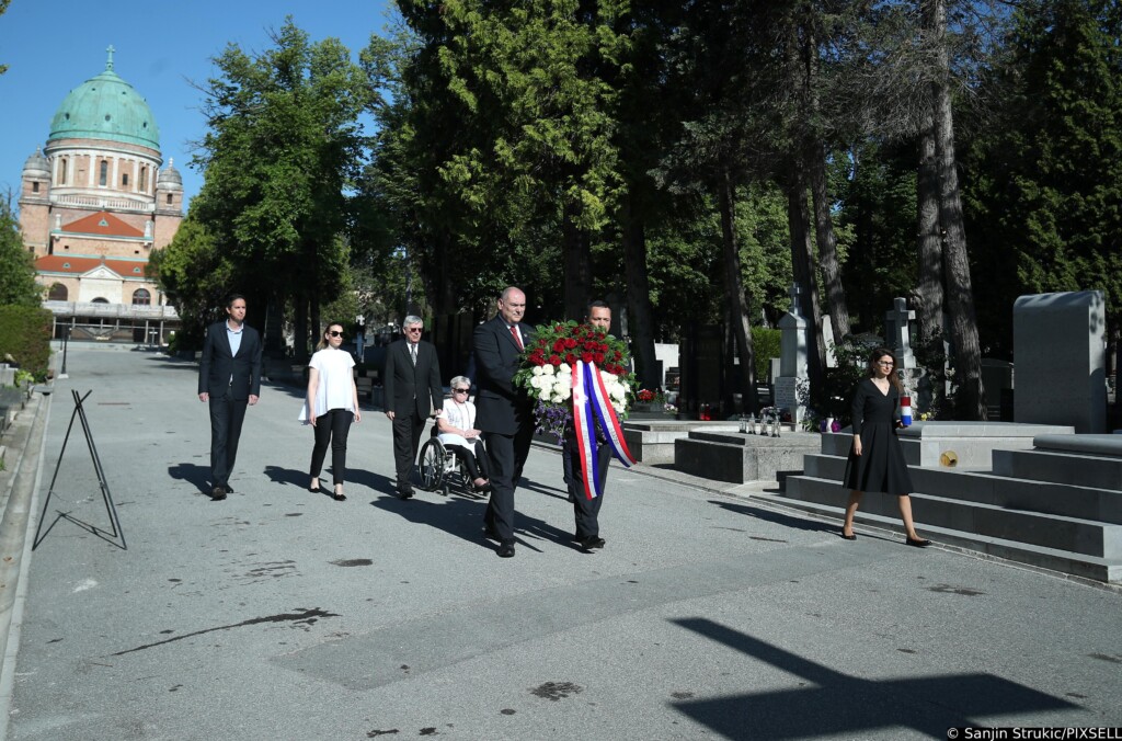Zagreb: Željko Reiner položio je vijenac i zapalio svijeću kod središnjeg križa na Mirogoju