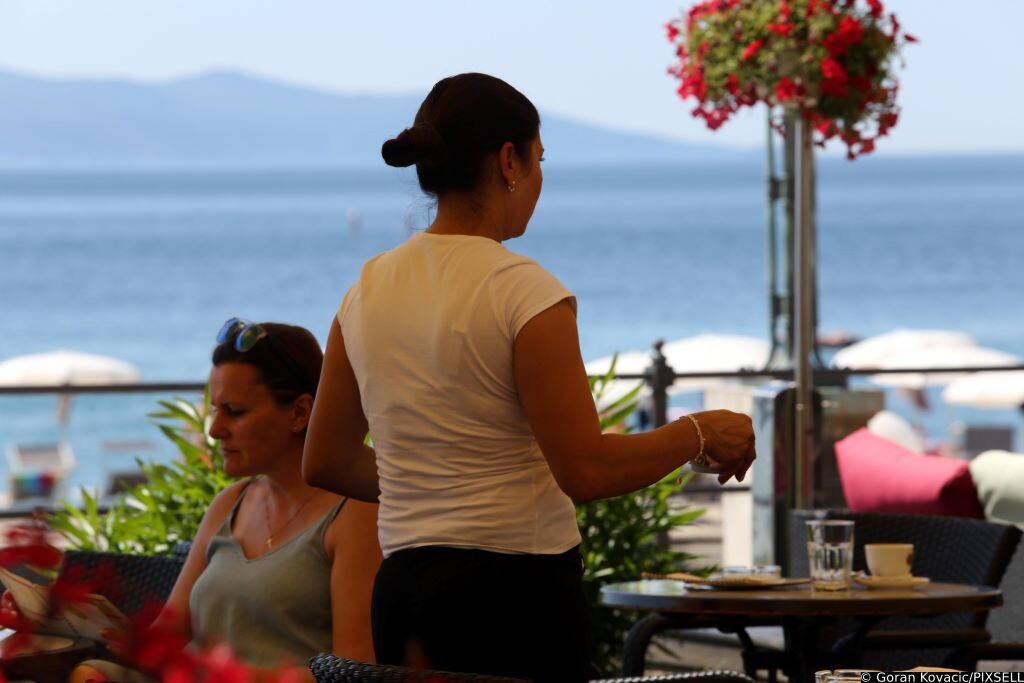 konobar turist kafić more