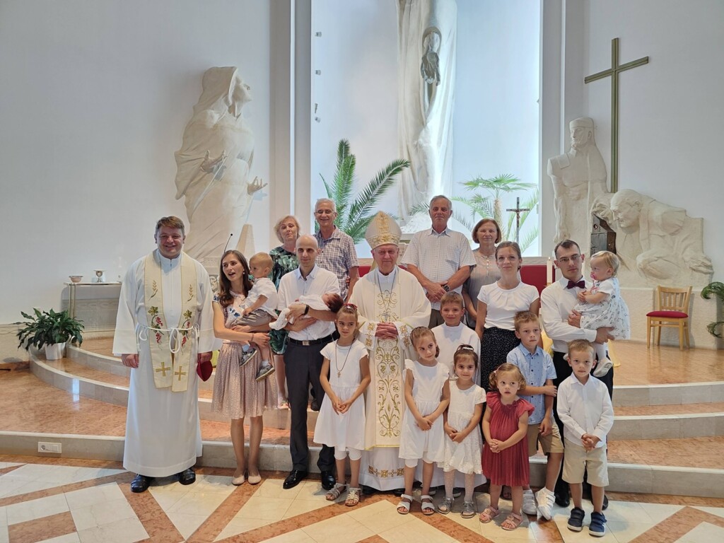 Biskup Mrzljak krstio šesto dijete u obitelji Markić