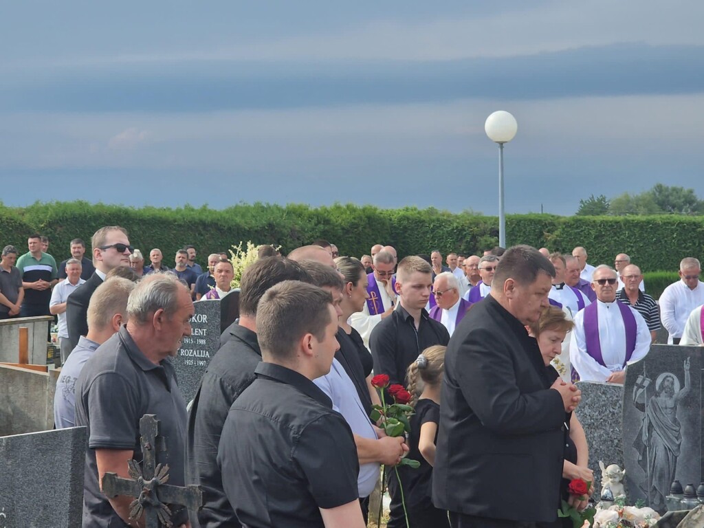 [FOTO] Posljednji ispraćaj Matije Huzjaka, oca bjelovarsko-križevačkog biskupa Vjekoslava Huzjaka