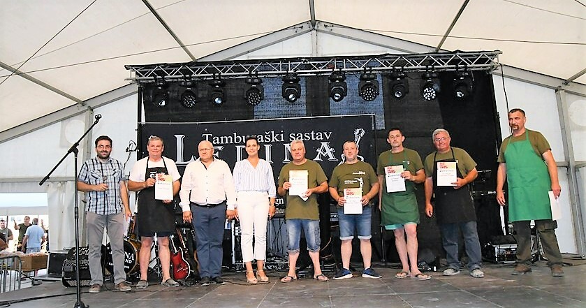 [FOTO/VIDEO] Lovačko društvo Jelen Lubena pripremilo najukusniji paprikaš u Svetom Ivanu Žabnu