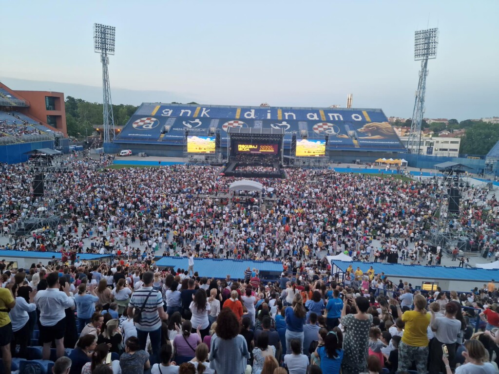 50 TISUĆA LJUDI STIŽE U MAKSIMIR “Progledaj srcem”