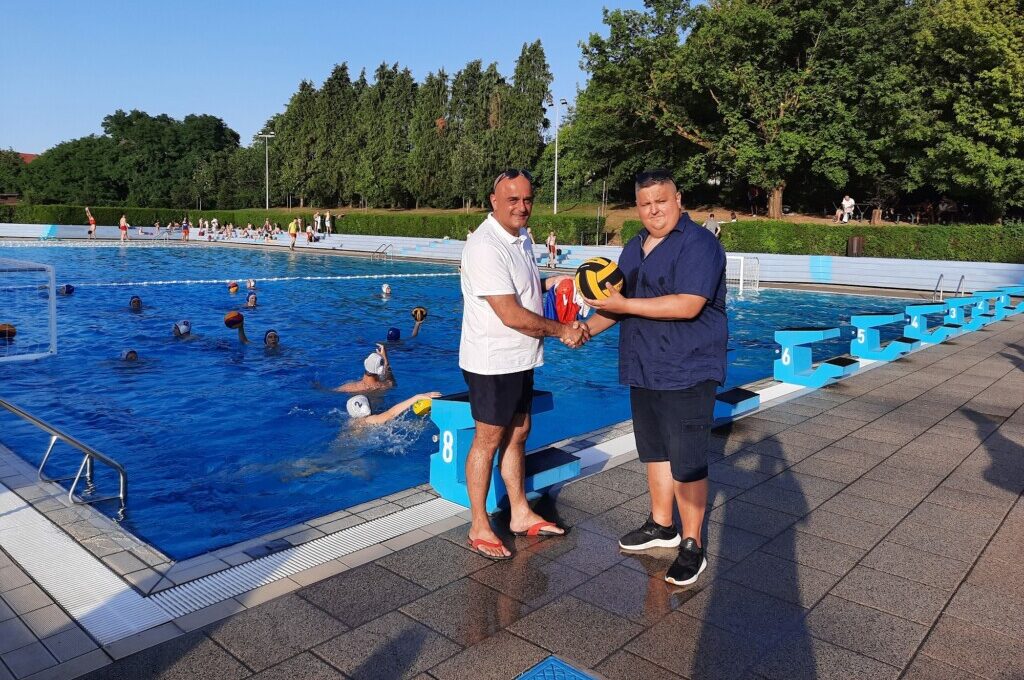 Hrvatski kontrolori letenja oduševili bjelovarske vaterpoliste donacijom vaterpolskih kapica i lopti
