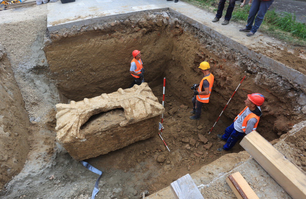 Iskopan rimski sarkofag pronađen u Vinkovcima