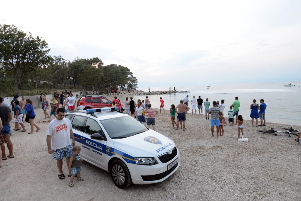 Poljski policajci u Makarskoj spasili muškarca od utapanja