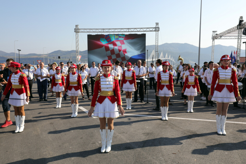 Limena glazba i mažoretkinje na Brijestu zabavljaju okupljene uoči otvorenja  Pelješkog mosta