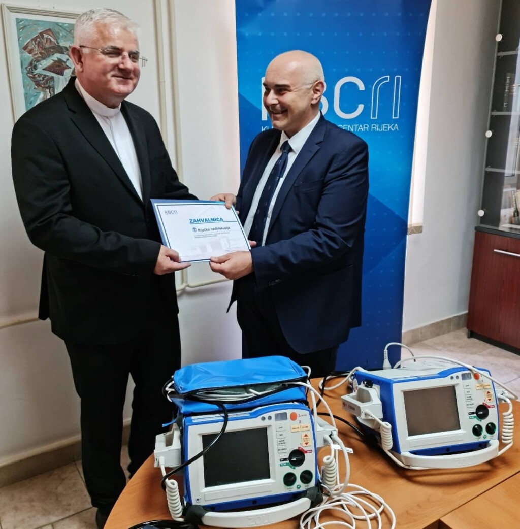 Riječka nadbiskupija darovala dva defibrilatora riječkome KBC-u