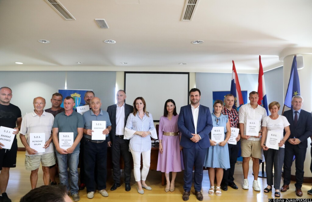 Sisak: Ministrica Vučković Uručila Ugovore O Potpori Iz Programa Ruralnog Razvoja