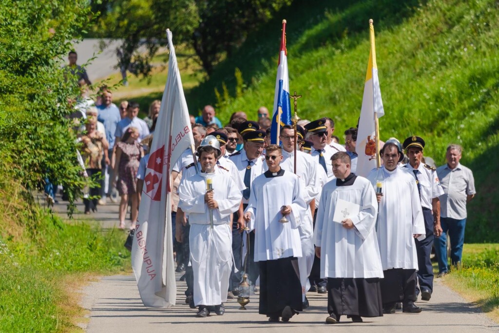 [FOTO] MLADA MISA vlč. Mislav Dabac predvodio svečano misno slavlje u Župi sv. Katarine u Dapcima