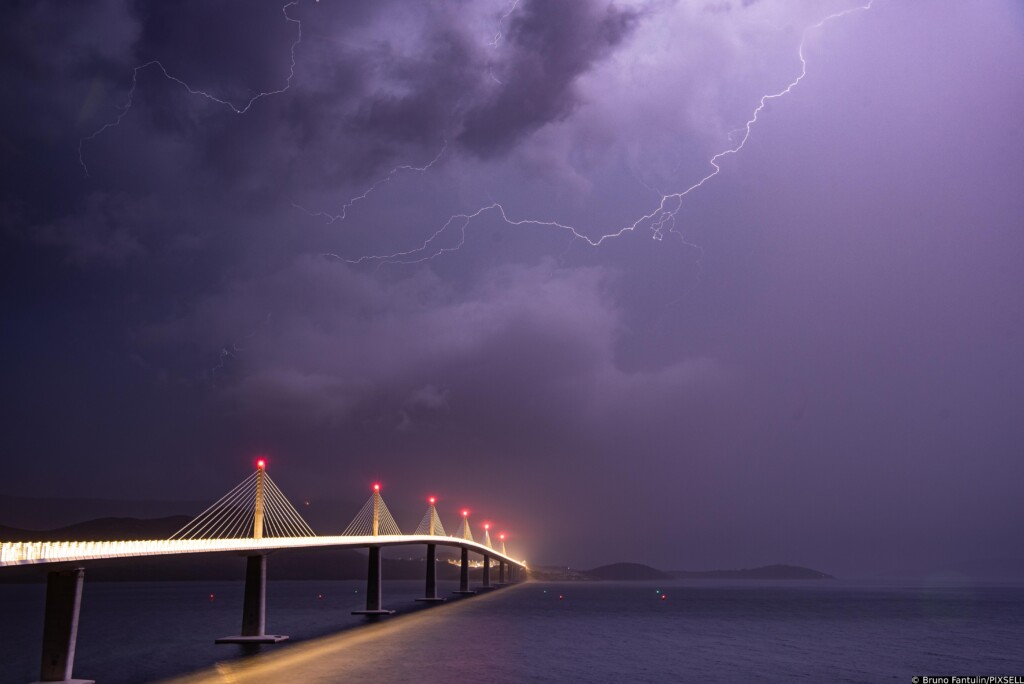 Olujno nevrijeme iznad Peljeskog mosta