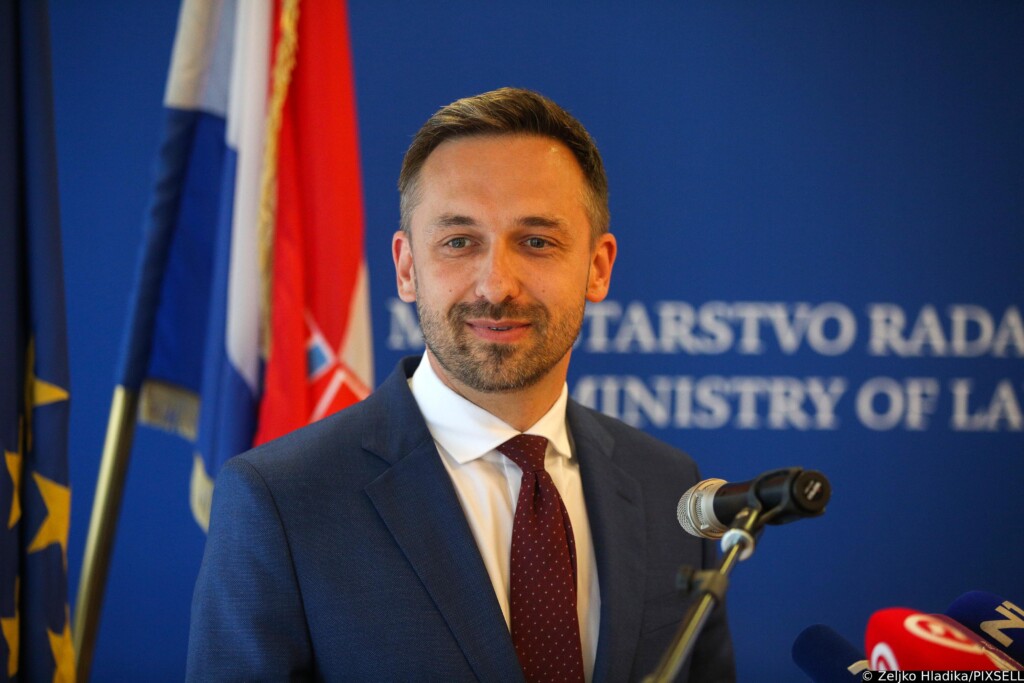 Ministar Piletić uručio 38 ugovora “Zaželi”: To je hrvatski patent
