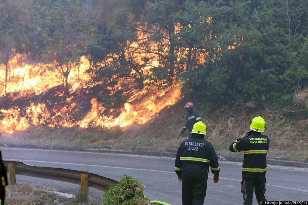 Vatrogasci se bore s vatrenom buktinjom na cesti prema Zatonu