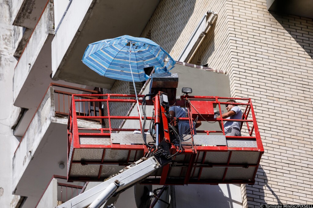 Zagreb: Radnici postavili suncobran na dizalicu kako bi se zaštitili od sunca