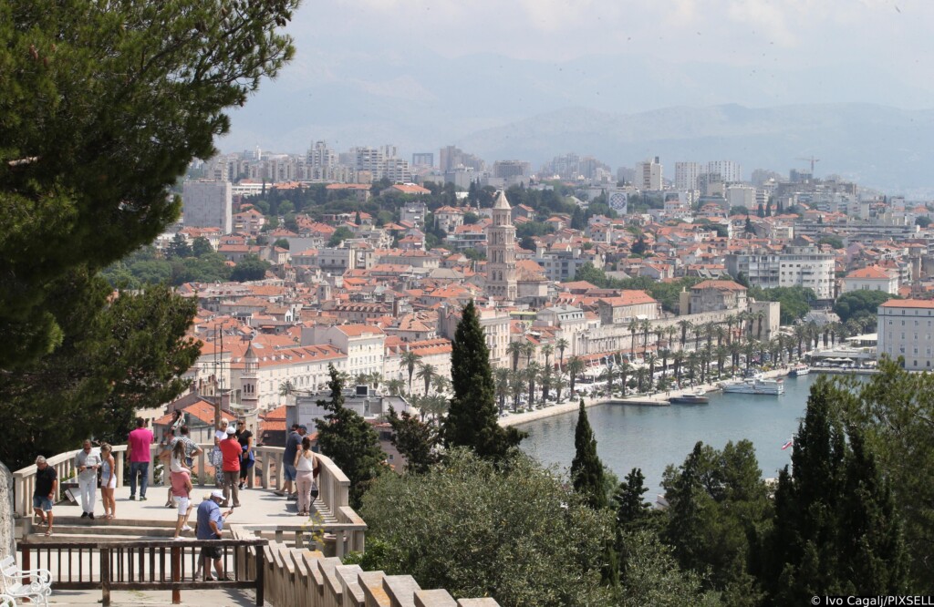Split: Pogled s marjanske šetnice na splitsku rivu i stari dio grada