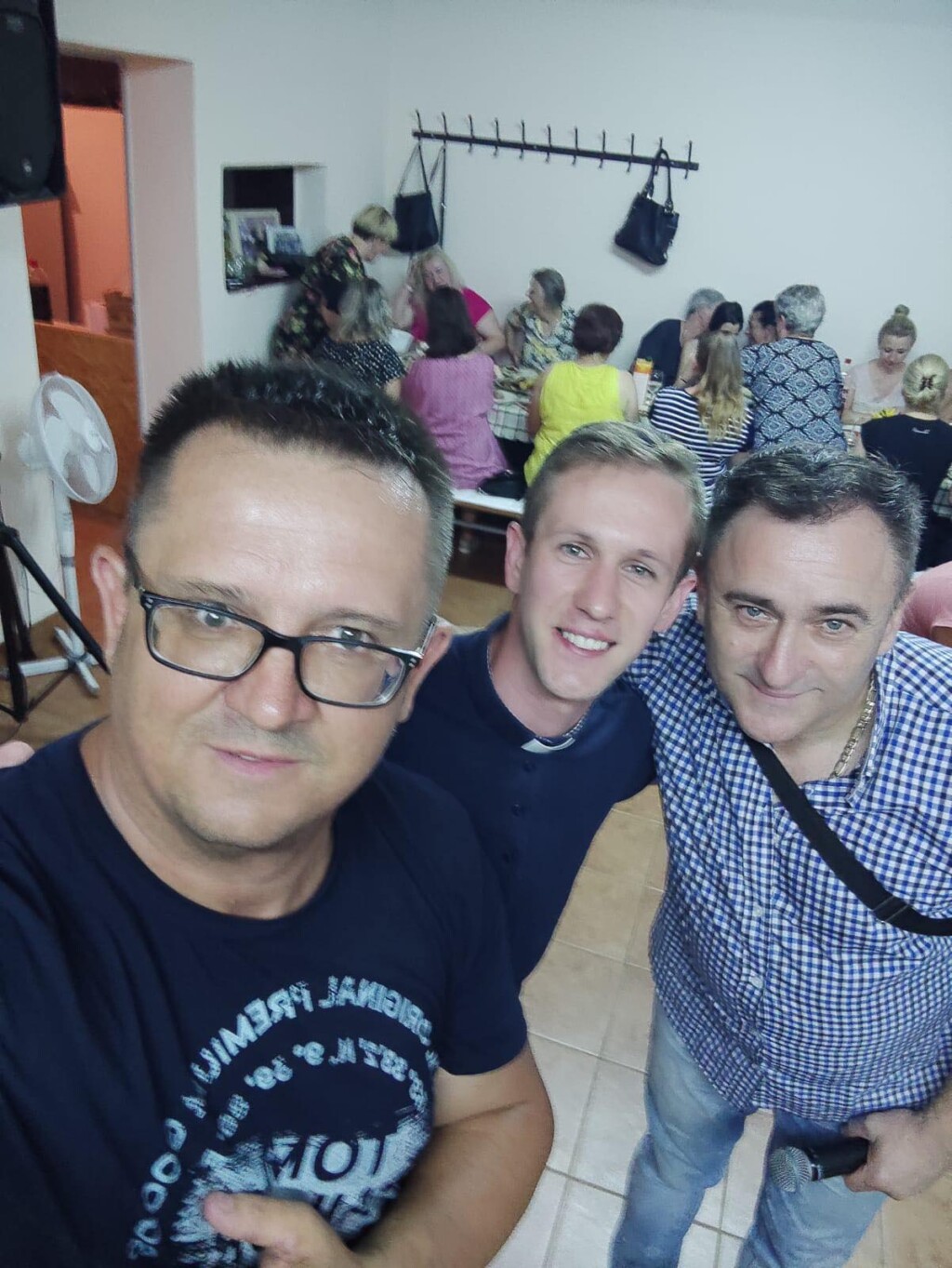 [VIDEO] Prije blagoslova hrane mladi svećenik nasmijao okupljene