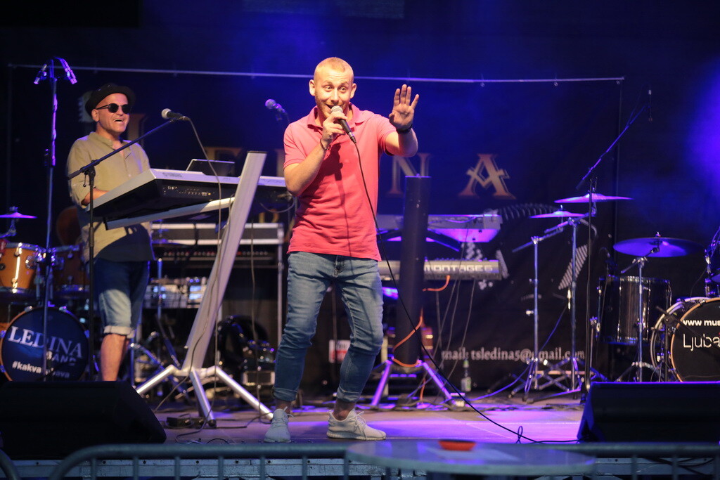 zlatni-mikrofon-1566