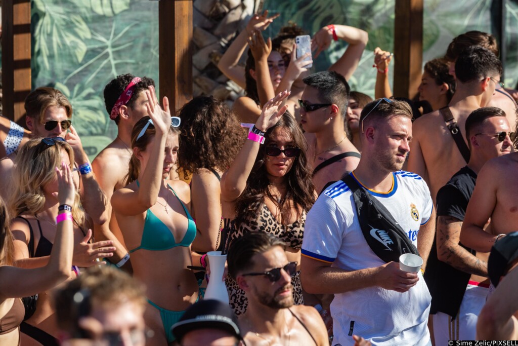 Dnevni party u klubu Papaya na plaži Zrće