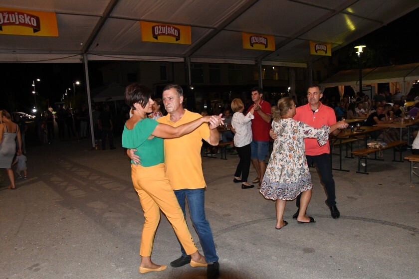 [FOTO/VIDEO] Grupa Petica rasplesala Vrbovčane